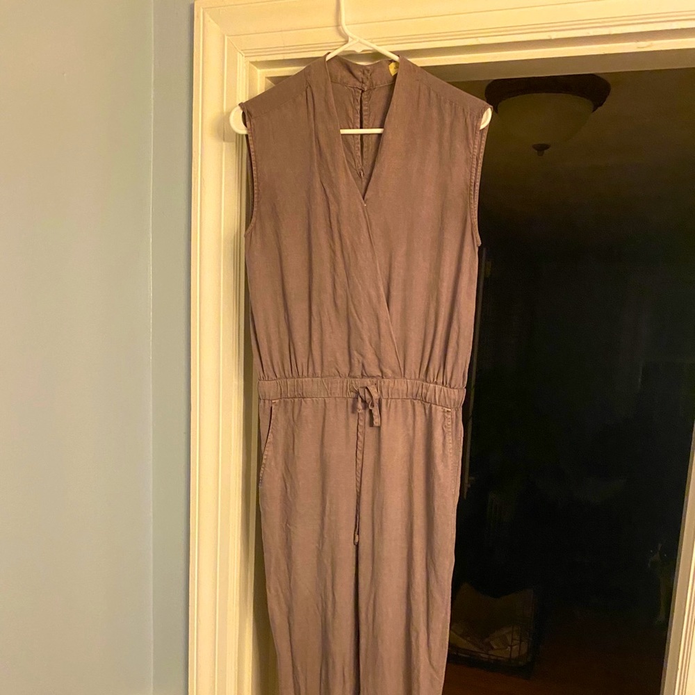 Taupe sleeveless jumper.